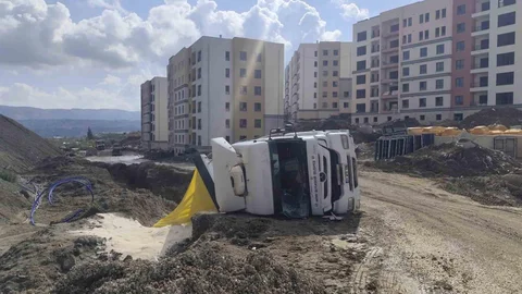 Antakya'da Kamyon Devrildi