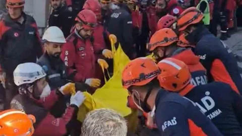 Kocaeli'de Çöken Binadan 2 Ceset Çıkarıldı