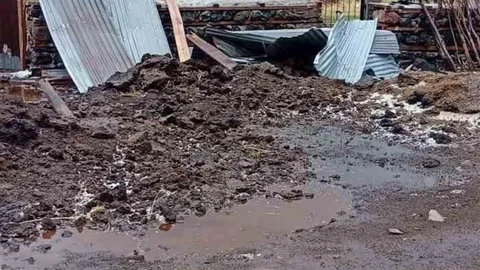 Bingöl'de Fırtına Çatıları Uçurdu