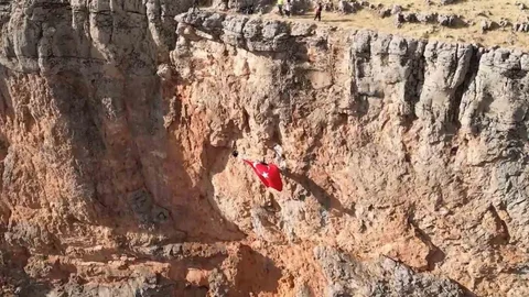 Elazığlı Dağcılardan Bayrak Açma Etkinliği
