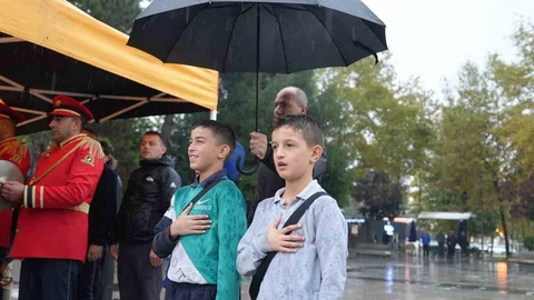 Düzce'de Yağmurda Şemsiye Desteği