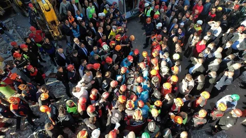 Gebze'de Çöken Binadan Kurtarma Operasyonu