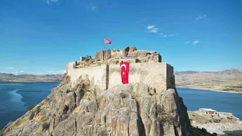 Tunceli'de Tarihi Kalenin Surlarında Bayrak Dalgalanıyor