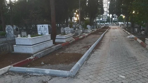 Tarsus Kabristanlığında Geniş Yollar Üzerine Defin İçin Yer Açılıyor