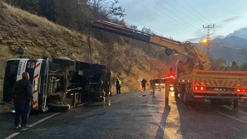Kemaliye'de Çekici Devrildi