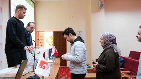 Bilecik'te Öğrenciler Hem Okuyacak Hem Çalışacak