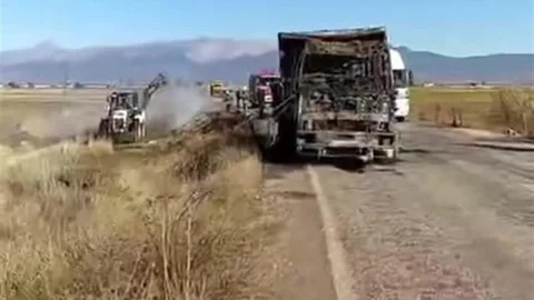 Denizli'de Saman Yüklü Kamyon Yandı