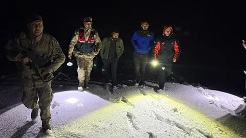 Ağrı'da Karda Mahsur Kalanlar Kurtarıldı