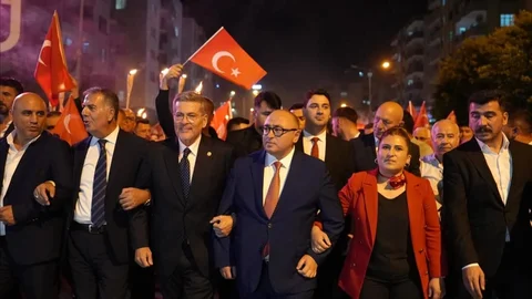 Binlerce Kişi Meşaleyi Cumhuriyet İçin Yaktı