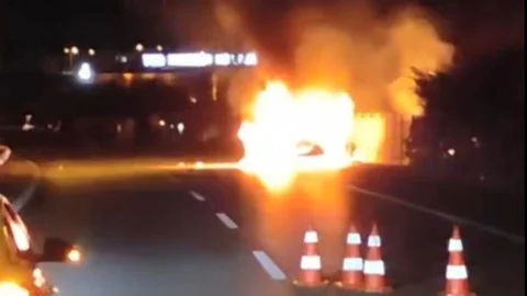 Erdemli'de Yangın Paniği: Seyir Halindeki Araç Küle Döndü, Trafik Felç Oldu!