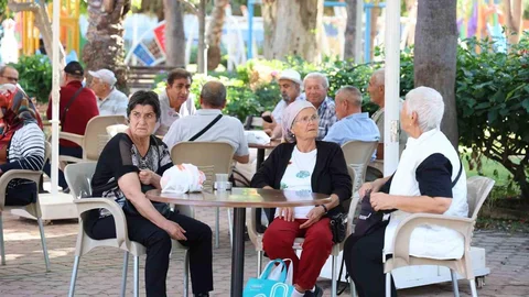 Alanya'da Emekliler Kahvesi'ne Yoğun İlgi
