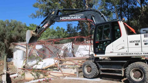 Akbük'te Kaçak Yapılar Yıkıldı