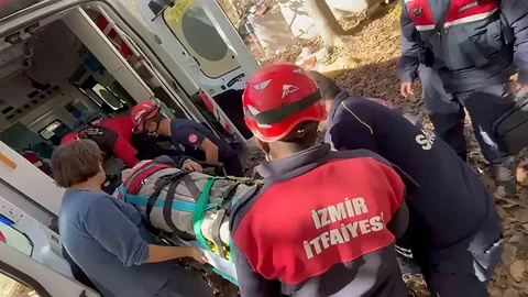 İzmir'de Kuyuya Düşen Yaşlı Adam Kurtarıldı
