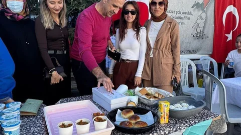 Çeşme'de Öğrenciler Gazze İçin Bir Araya Geldi