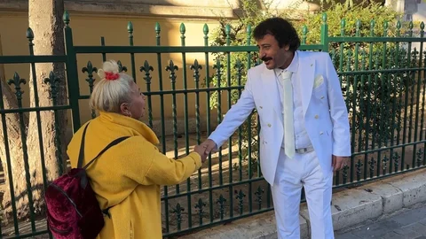 Cevher Canses Taksim'de İlgi Çekti