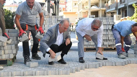 Anamur'da Akdeniz Mahallesi'ne Yeni Parkeler Döşeniyor: Başkan Deniz, Parke Çalışmalarını Yerinde İnceledi