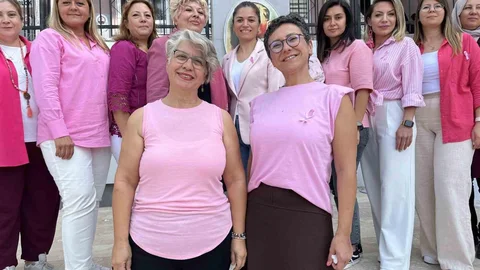 İzmir'de Pembe Dayanışma Etkinliği
