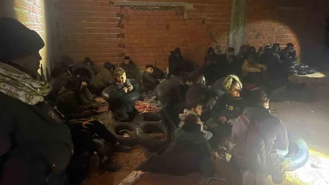 İzmir'de Metruk Binadan Kaçak Göçmenler Çıktı