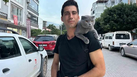İskenderun'da Kedisiyle Gezen Genç Adam