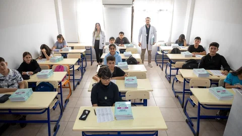 Büyükşehir Kurs Merkezlerinde Ücretsiz Kaynak Kitaplar Dağıtıldı