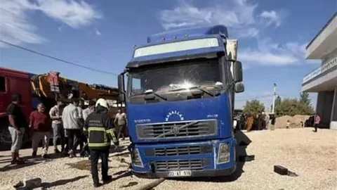 Mardin'de Tır Şoförü Aracın Altında Kaldı