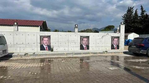Güzelbahçe'de Erdoğan Afişleriyle Duygu İfadesi