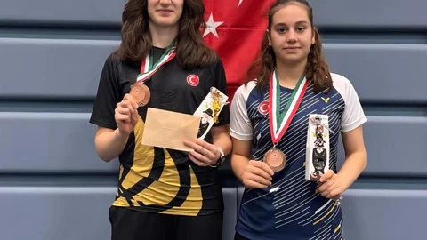 Erzincanlı Badmintoncular Macaristan'da Başarı Gösterdi
