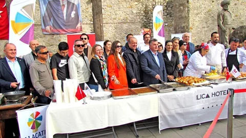 Çeşme'de Kültür Yolu Festivali Renkli Geçti
