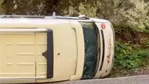 Bolu Yedigöller'de Minibüs Devrildi