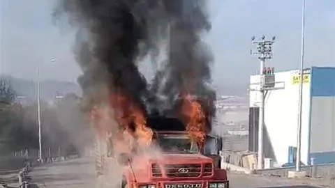 Düzce'de İki Kamyon Yandı