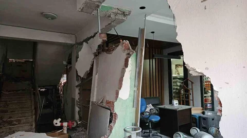 Sındırgı'daki Depremler Esnafı Zorladı