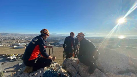 Van’da Kayalıklarda Mahsur Kaldı