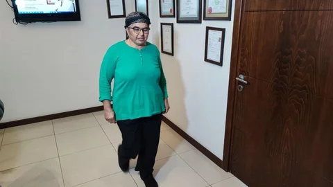 Adana'da Parkinson Hastası Yeniden Yürümeye Başladı