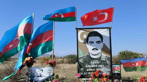 Hocalı'da Azerbaycan Bayrakları Dalgalanıyor