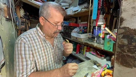 Çakmak Doktoru 40 Yıldır İskenderun'da Hizmet Veriyor