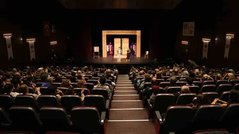 Mersin'in 'Eyvah Nadir' Oyunu İstanbul'da İlgi Gördü