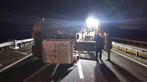 Bolu'da Traktör ve Kamyonet Çarpıştı