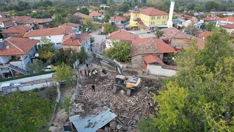 Sındırgı'da Hasar Görmüş Yapıların Yıkımı Devam Ediyor