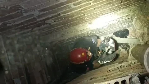 Bursa'da Mahsur Kalan Yavru Kedi Kurtarıldı