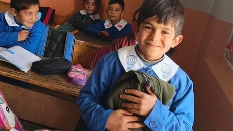 Ağrı'da Öğrencisine Doğum Günü Sürprizi Yapıldı