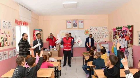 Kızılay'dan Çatak'taki Öğrencilere Destek