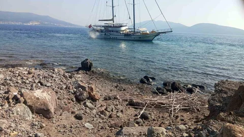 Bodrum'da Yelkenli Tekne Karaya Oturdu