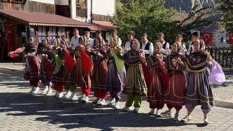 Eğin Halk Oyunları Yeniden Canlanıyor