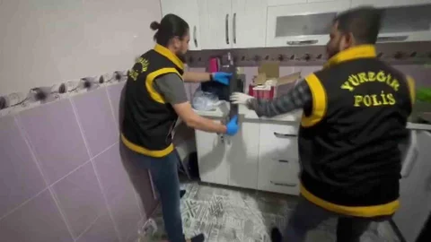 Adana'da Mutfak Dolabında Silahlar Bulundu