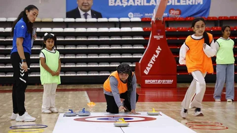 Antalya'da Kız Çocuklarına Floor Curling Eğitimi