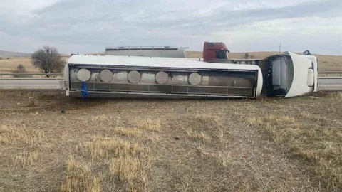 Kırıkkale'de Akaryakıt Tankeri Devrildi