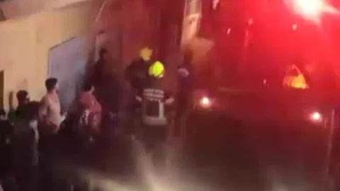 Mersin'de Evini Ateşe Veren Sahıs, İtfaiyecilerin Üzerine Eşya Atarak Zor Anlar Yaşattı