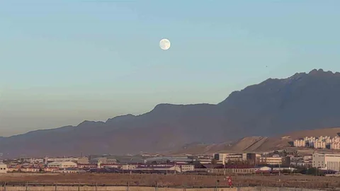 Van'da Ay ve Güneş Eş Zamanlı Görüldü