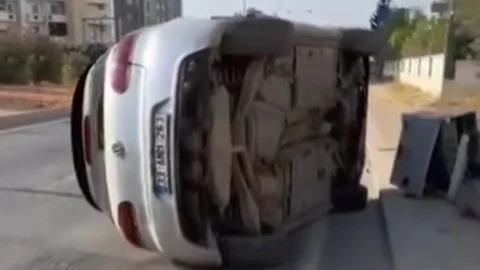 Mersin'de Direksiyon Hakimiyetini Kaybeden.Otomobil Yan Yattımersin - Silifke Yönündeki Kazada Yolun Ortasına Devrilen Araçtan Sürücü Yara Almadan Çıktı.