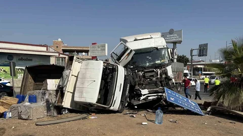 Mersin'de Tırlar Zincirleme Kaza Yaptı
